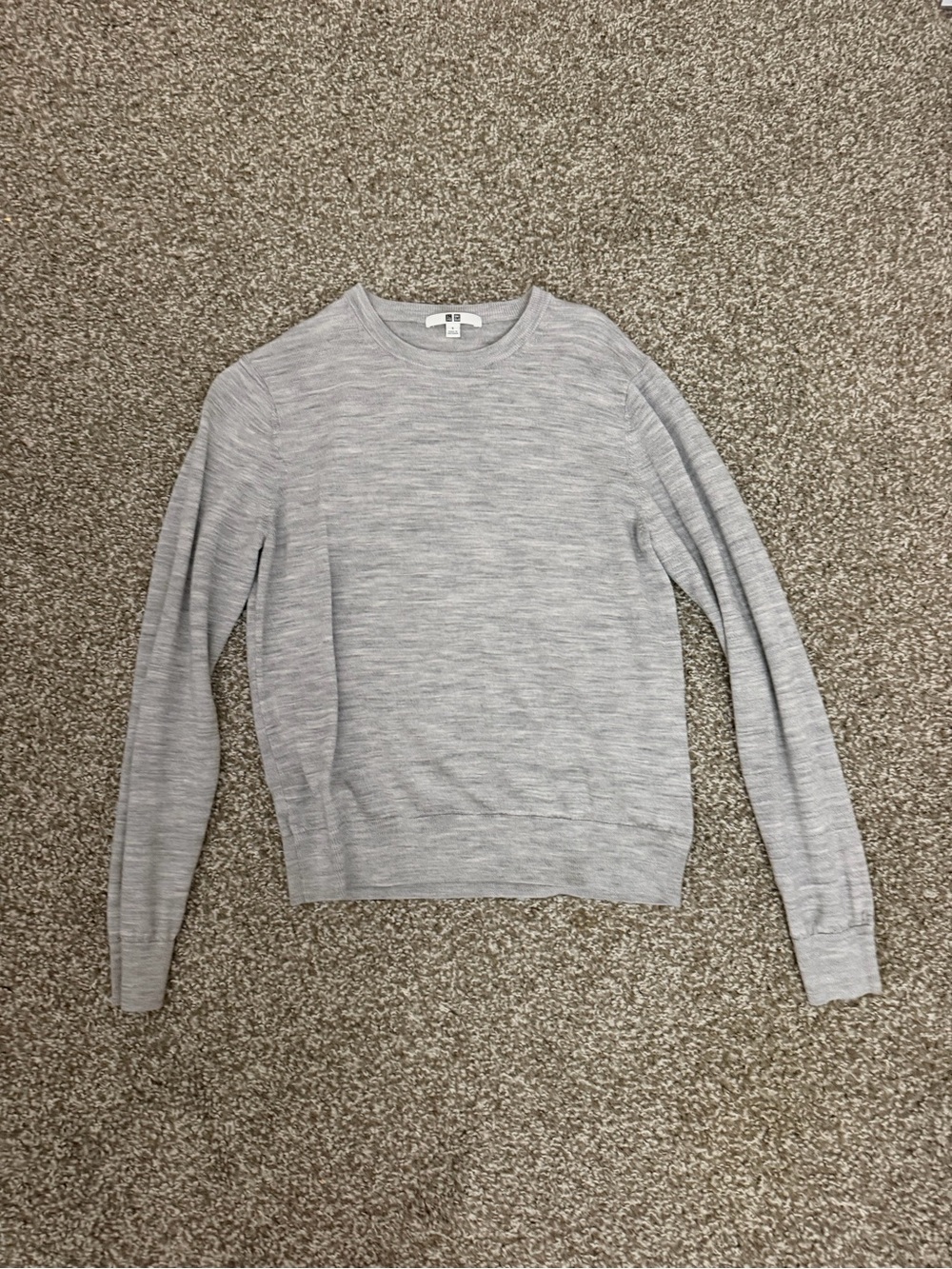 Uniqlo Women's Light Gray Crewneck Sweater